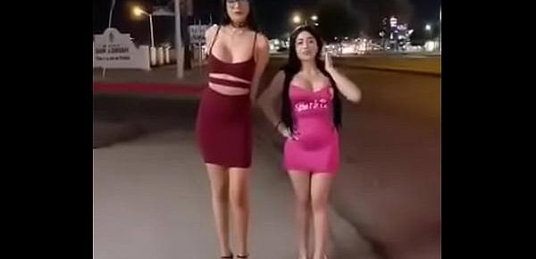  Dos putas se desnudan en publico